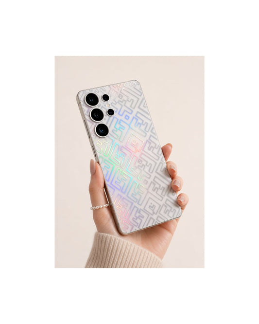 Detailaufnahme der Glow Pattern Luxe Folie mit Lichtreflexion in einer Hand