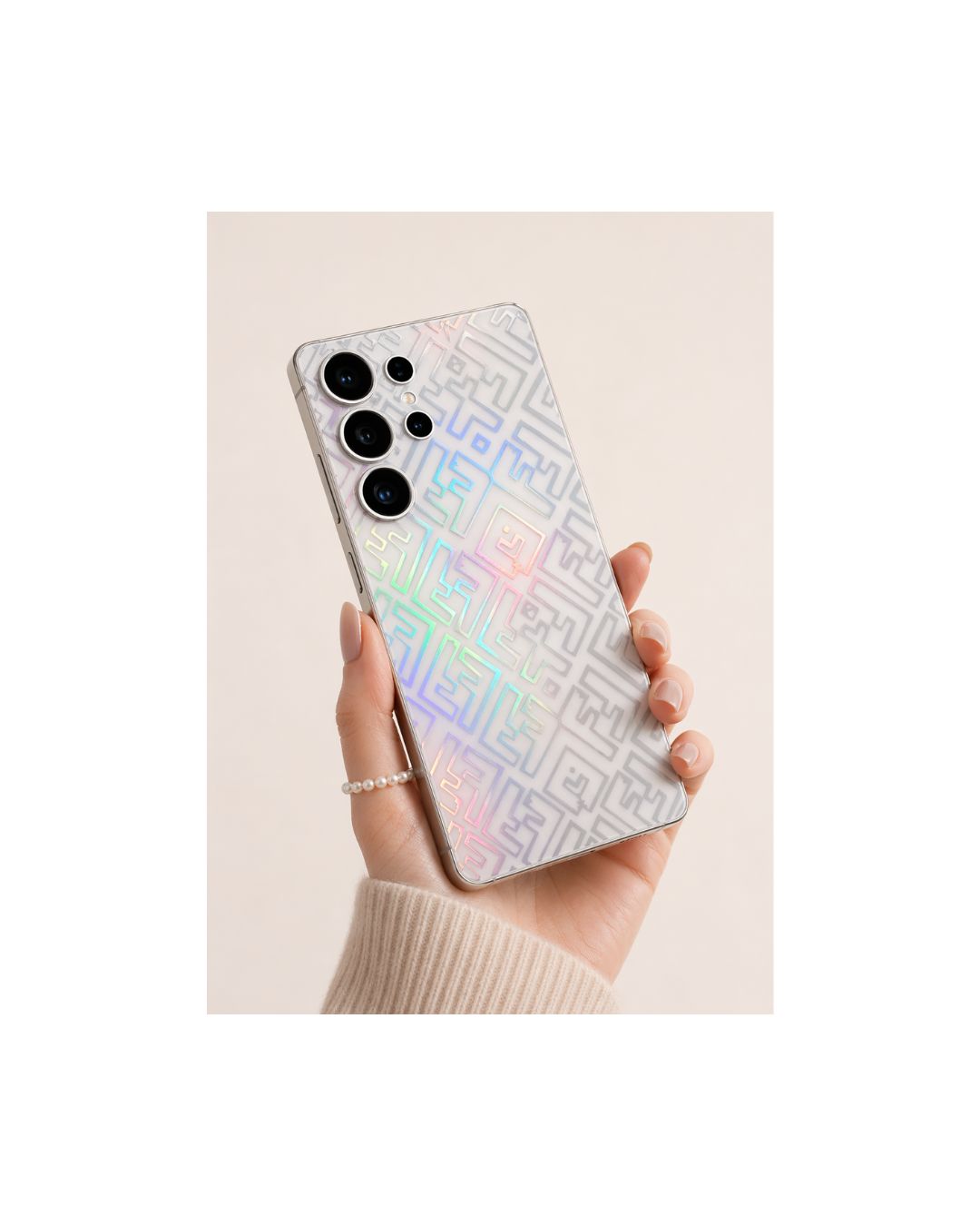 Detailaufnahme der Glow Pattern Luxe Folie mit Lichtreflexion in einer Hand